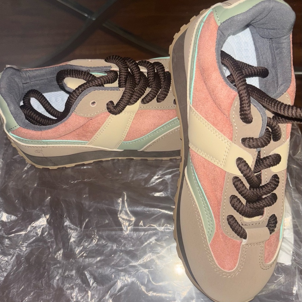 Stylish Multicolor Sneakers with Brown Laces